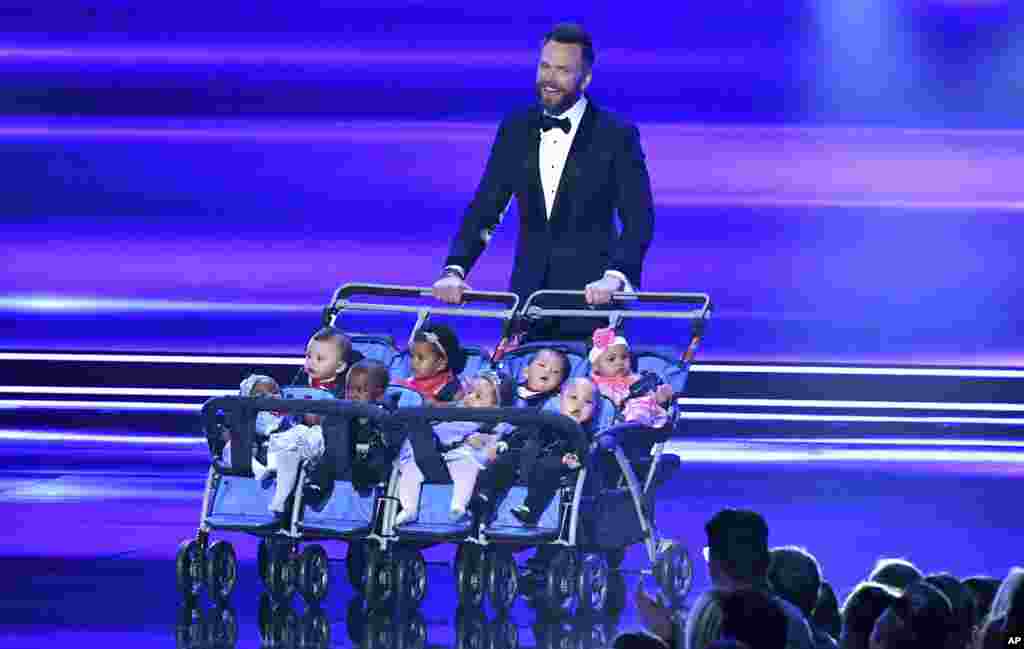 Host Joel McHale speaks at the People's Choice Awards at the Microsoft Theater, Jan. 18, 2017, in Los Angeles.