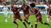 El delantero venezolano Salomón Rondón celebra con sus compañeros de equipo tras anotar un gol de penalti ante México en la Copa América, este 26 de junio, en California, Estados Unidos. Venezuela avanzó a la siguiente ronda del torneo.