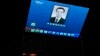北京一个购物商场外的大屏幕播放中国前总理李克强逝世消息。(2023年10月27日）