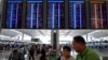 5일 홍콩 국제공항 출국장 앞 현황판에 항공편 결항 안내가 표시돼있다.