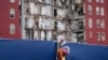 Cvijeće ispred djelimično srušene stambene ugrade u Davenportu, u Ajovi (Foto: AP/Charlie Neibergall)