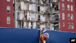 Cvijeće ispred djelimično srušene stambene ugrade u Davenportu, u Ajovi (Foto: AP/Charlie Neibergall)