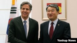 지난해 10월 한국을 방문한 미국 국무부의 토니 블링큰 부장관(왼쪽)이 조태용 당시 한국 외교부 1차관과 회담에 앞서 악수하고 있다. (자료사진)