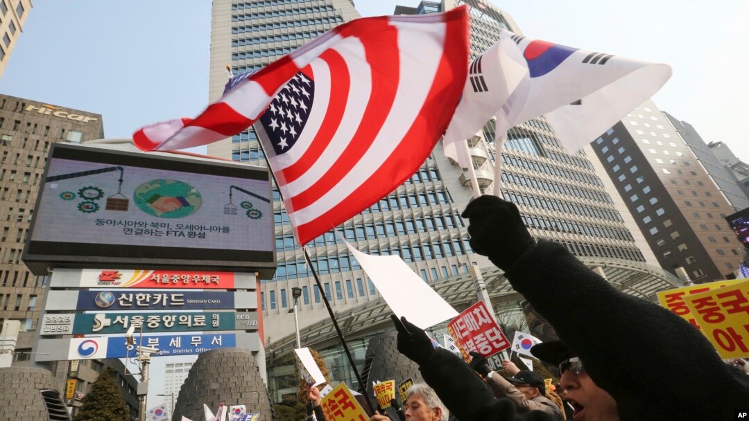 Người biểu tình vẫy cờ ủng hộ việc triển khai hệ thống phòng thủ phi đạn THAAD của Mỹ tại Hàn Quốc, 15/2 2017