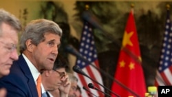 7月9日美国国务卿克里（左二）在北京钓鱼台国宾馆与中国有关官员就气候变化举行会谈