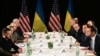 Вице-президент США Джей Ди Вэнс (справа), государственный секретарь США Марко Рубио (второй справа) и президент Украины Владимир Зеленский (слева) встречаются на полях 61-й Мюнхенской конференции по безопасности (МКБ) в Мюнхене, на юге Германии, 14 февраля 2025 года