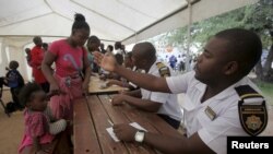 FILE: Izizalwane zeZimbabwe ezibalekela udlakela kwele South Africa zidluliswa emgceleni weZimbabwe leSouth Africa.