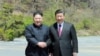 中国国家主席习近平（右）在大连与到访的朝鲜领导人金正恩握手。（2018年5月9日）