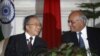2012年1月17日，中国国务委员戴秉国(左)和印度国家安全顾问梅农在新德里签署一项协议后笑脸相对。