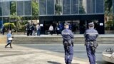 元朗7-21事件首宗”非白衣人”暴动案，2月27日在湾仔区域法院判刑，警方在法院大楼外加派警力布防。 (美国之音照片)
