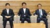 아베 신조 일본총리(가운데)가 2일 각료회의에 앞서 아소 타로 일본 재무상(오른쪽), 이시이 케이이치 일본 국토교통성 대신 등 각료들과 함께 기념촬영을 하고 있다. 