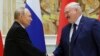 Rossiya Prezidenti Vladimir Putin (chapda) Belarus rahbari Aleksandr Lukashenko bilan
