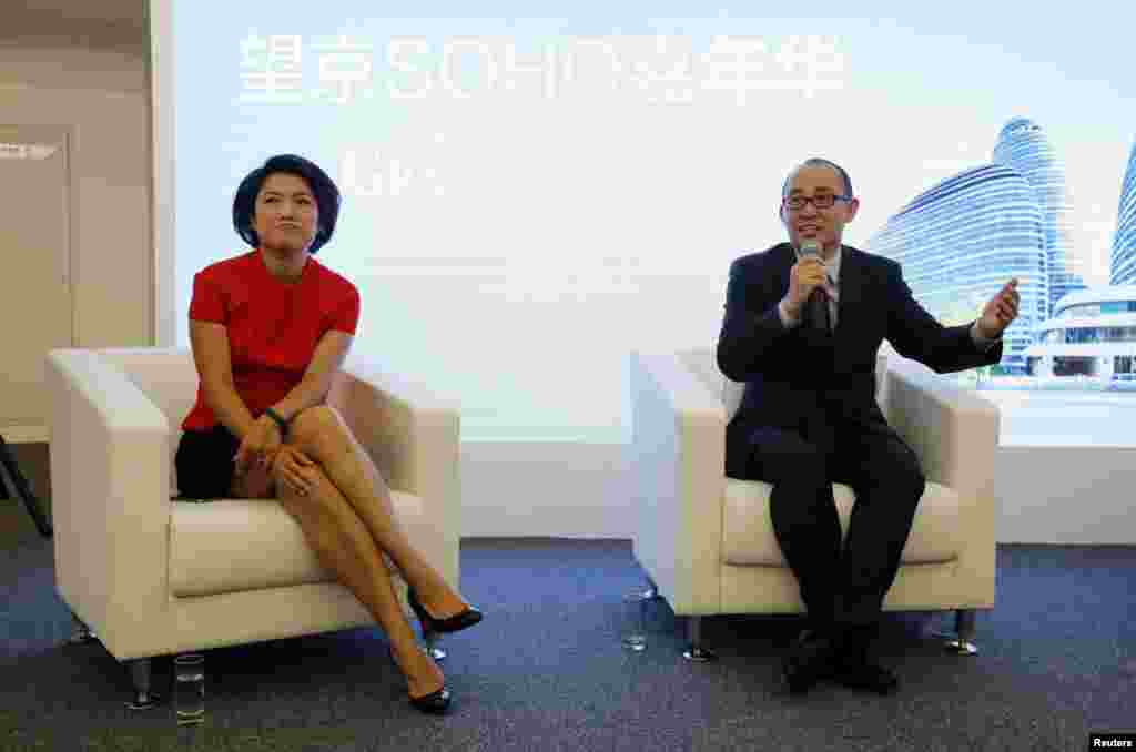SOHO中国公司董事长潘石屹和首席执行官张欣在关于北京望京SOHO建筑群的记者会上（2014年9月20日）。中国著名房地产商潘石屹5月22日发表博文，否认郭文贵对他的指控，说要向法院提告。潘石屹长达3000多字的博文中最令外界关注的两句是：&ldquo;谁都知道郭文贵是国家安全系统的人，可以随便的去窃听，可以随便的去抓人。谁都知道郭文贵背后的&lsquo;老领导&rsquo;势力很大，在中国比天还大，谁敢得罪这样的人呢？&rdquo;网友猜测这里的&ldquo;老领导&rdquo;可能是指前中共最高领导人江泽民。后来这段文字很快便被删改，改成&ldquo;谁都知道郭文贵以前有个&lsquo;盟友&rsquo;是国家安全部的已经落马的前副部长马建，他去搞窃听，不是难事。&rdquo;