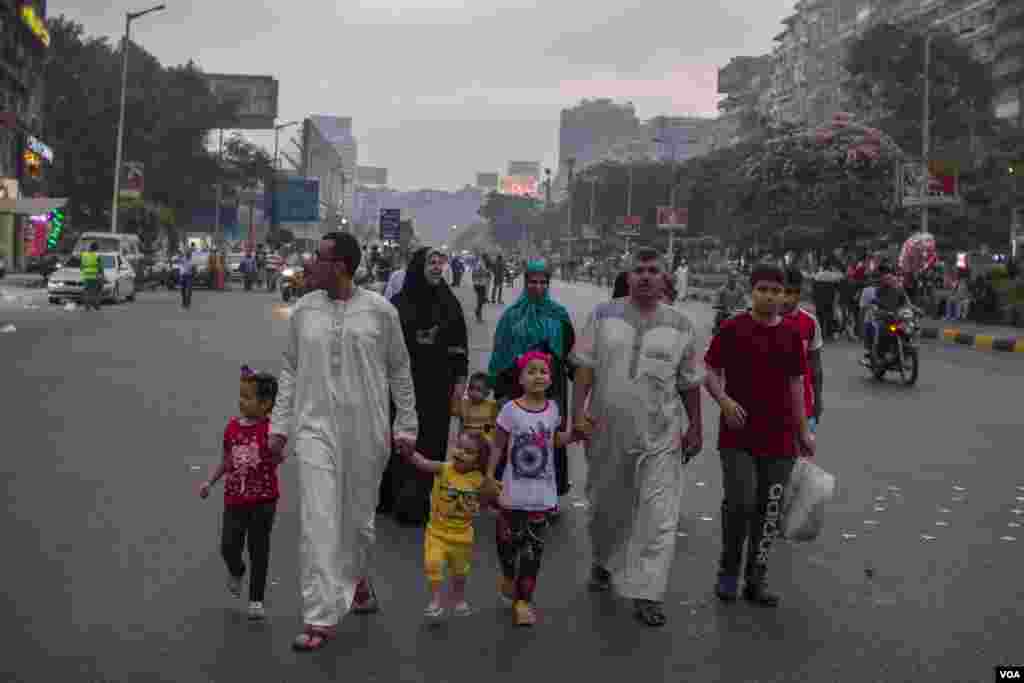 Egyptian families reaching the praying yard at Mostafa Mahmoud square to attend Eid Al-Fitr prayers in Cairo, Egypt, June 25, 2017. (H. Elrasam/VOA)