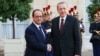 French President Francois Hollande (l) welcomes Turkish President Recep Tayyip Erdogan at the Elysee Palace in Paris, Oct.31, 2014. 